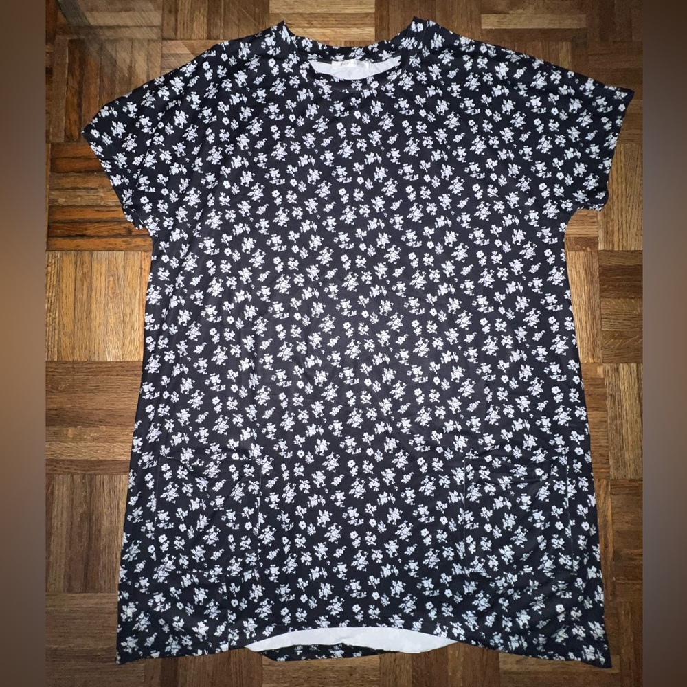 Poetsky black and white floral tunic top